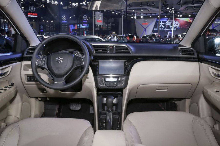 Nội thất bên trong của Ciaz S-Sporty 2017 mới không có nhiều sự khác biệt lớn so với bản tiêu chuẩn, bao gồm: hệ thống giải trí với màn hình trung tâm, các cổng kết nối USB/AUX, kết nối Bluetooth, điều hoà tự động, ghế xe bọc da, nút bấm khởi động, khoang hanh lý dung tích 495 lít.