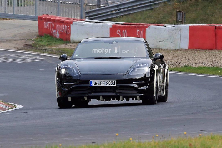 Porsche Mission E bản thử nghiệm thương mại đã được ghi hình tại trường đua Nürburgring với thiết kế tương tự mẫu xe concept đã ra mắt. Chiếc xe này được sơn màu đen bóng với phong cách coupe 4 cửa như Porsche Panamera, đèn pha mang vẻ truyền thống của Porsche, xe thử nghiệm được trang bị một số cảm biến hình tam giác phía dưới gầm xe nhằm phản hồi, cung cấp những thông tin cho các kỹ sư của Porsche.