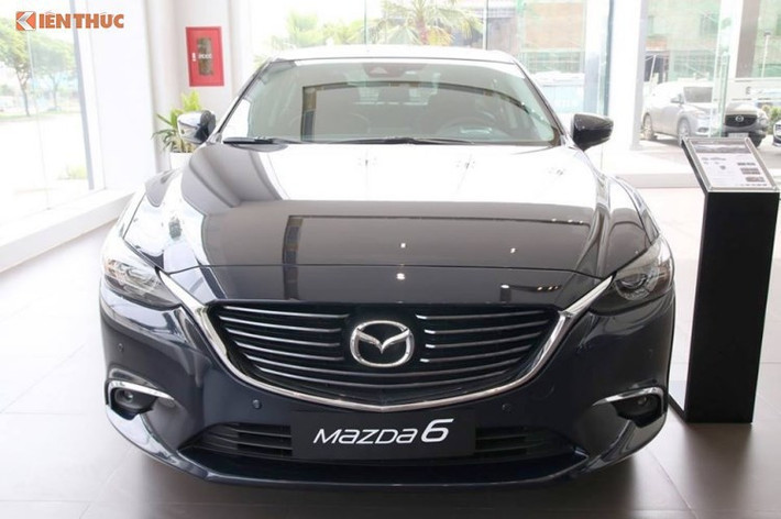 Mazda6 2017 được trang bị khá nhiều tính năng hiện đại so với các đối thủ trong cùng phân khúc như công nghệ kiểm soát điều hướng mô-men xoắn G-Vectoring Control, công nghệ hỗ trợ lái i-Activsense, cảm biến thông minh phát hiện người đi bộ, cảnh báo va chạm, nhận diện tín hiệu đèn giao thông, biển báo...