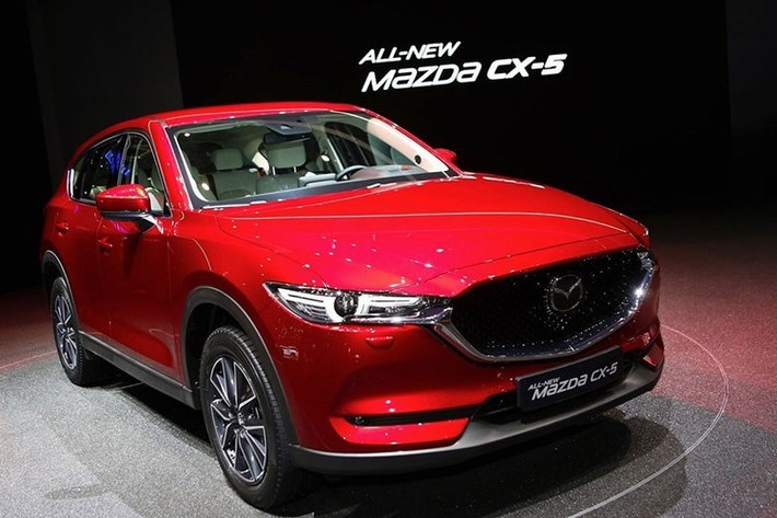 Mẫu xe Mazda CX-5 2017 với 3 phiên bản 2WD 2.0L, 2WD 2.5L và AWD 2.5L sau đợt “hạ giá” kỉ lục vẫn tiếp tục được áp dụng mức giảm từ 20-41 triệu đồng. Giá công bố cho cả 3 phiên bản lần lượt là 799 triệu đồng, 849 triệu đồng và 899 triệu đồng.