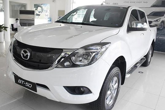 Loạt xe nhập khẩu từ bao gồm Mazda BT 50, Mazda CX-3 2017 và Mazda CX-9 được không được giảm giá. Cụ thể, 3 phiên bản Mazda BT 50 MT 2.2L, AT 2.2L và AT 3.2L có giá lần lượt 620 triệu đồng, 650 triệu đồng và 804 triệu đồng.