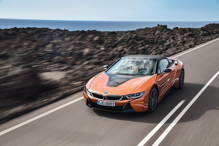 Sự khác biệt lớn nhất trên hai phiên bản BMW i8 Roadster so với bản Coupe chính là phần mui mềm với chất liệu vải cao cấp.
