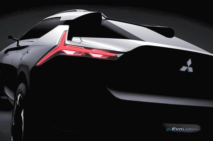 Chưa hết, Mitsubishi e-Evolution Concept còn có thể đánh giá được ý định của người lái, đồng thời huấn luyện kỹ năng lái xe cho tài xế thông qua những câu thoại bằng giọng nói và hiển thị ở màn hình cỡ lớn trên bảng táp-lô.