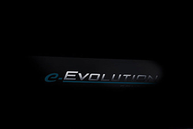 Crossover E-Evolution sử dụng ba động cơ thuần điện- một bánh lái trước và hai bánh sau – truyền sức mạnh tới cả bốn bánh và cho phép kiểm soát độ bám đường ngay cả khi đạt tốc độ cao.
