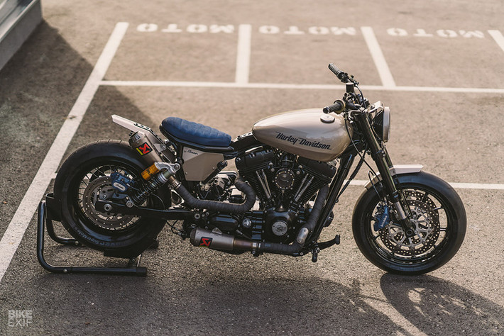 Hệ thống xả được sử dụng của Akrapovic với 2 ống được tách rời nhau cho âm thanh phấn khích khi đạt tốc độ cao.