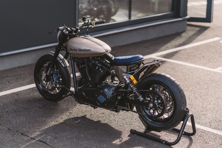 Vốn là một chiếc xe có thiết kế đẹp, Harley-Davidson Dyna tiếp tục được “lên đời” với loạt đồ chơi hàng hiệu trở nên đơn giản nhưng sắc sảo hơn. Và chắp bút cho “tác phẩm nghệ thuật” này là NCT Motorcycles - một hãng độ có tiếng ở Áo.