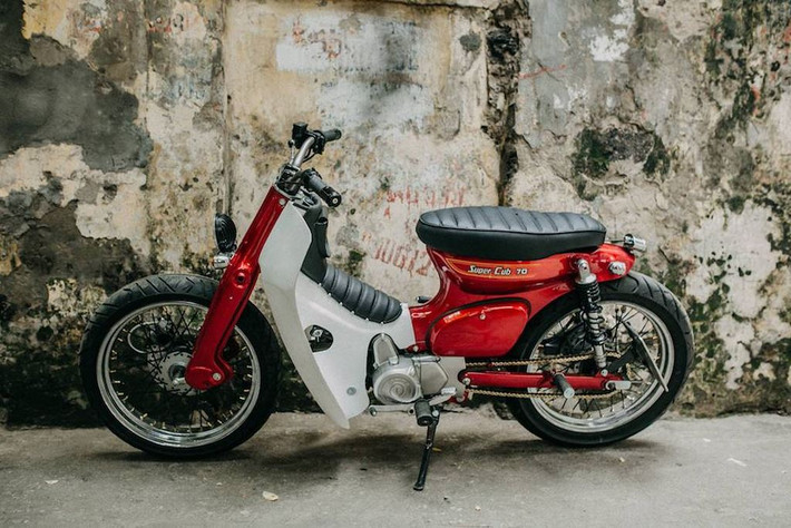 Theo đúng phong cách Street Cub, phần đầu xe nguyên bản đã được thay thế bằng ghi-đông trần, trong khi toàn bộ đèn pha và xi-nhan trước được dời xuống dưới gần bánh trước.