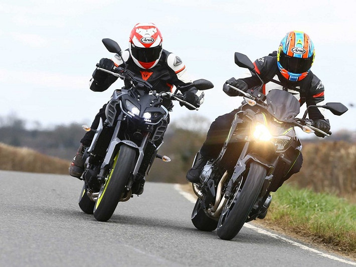 Trong khi Kawasaki Z900 2017 có lợi thế được phân phối chính hãng với giá bán lẻ đề xuất chỉ từ 288 triệu đồng thì Yamaha MT-09 lại về theo đường nhập khẩu tư nhân với mức giá lên tới 350 triệu đồng.