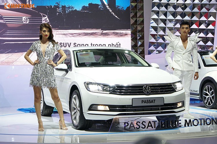 Mẫu sedan hạng D Passat cũng được giảm khá nhiều với 49 triệu đồng, đưa mức giá niêm yết xuống còn 1,35 tỷ đồng. Mức giá giảm này dành cho bản Passat GP, sử dụng động cơ xăng dung tích 1.8 lít tăng áp, 4 xi-lanh thẳng hàng, sản sinh 177 mã lực. Phiên bản cao cấp của dòng Passat là "BlueMotion" cũng vừa mới được ra mắt tại VIMS 2017.