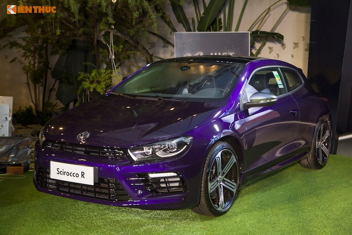 Trong khi đó, phiên bản mạnh mẽ nhất, thể thao nhất của dòng xe này là Scirocco R 2017 mới được ra mắt vào ngày 18/7/2017 cũng được giảm 100 triệu đồng, xuống còn 1,669 tỷ đồng.