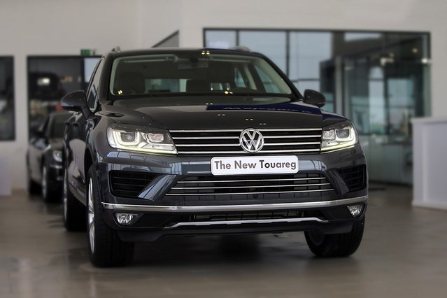 Cụ thể, dòng xe được giảm giá mạnh nhất là Touareg. Mẫu SUV hạng sang với động cơ mạnh mẽ và thiết kế tinh tế sau đợt giảm giá “kỉ lục” 260 triệu đồng từ tháng 9 vẫn tiếp tục được hạ giá 130 triệu đồng. Đây là chiếc SUV cỡ lớn nhất của VW, có thể so sánh với các đối thủ như BMW X5, Audi Q7 hay Mercedes-Benz ML-Class.