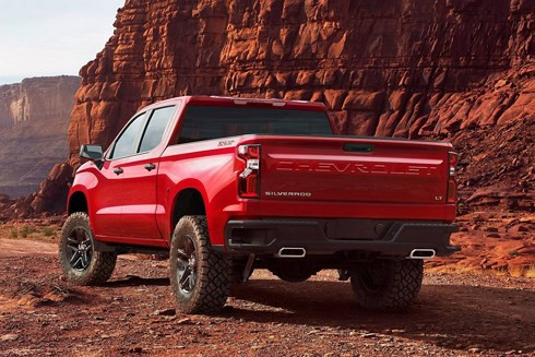 Những thay đổi về kiểu dáng tiếp tục xuất hiện ở đuôi xe khi chiếc Silverado được "trang điểm" thêm dòng chữ "Chevrolet" cỡ lớn. Bên cạnh đó, các thay đổi đáng chú ý khác bao gồm đèn hậu mới, hệ thống ống xả kép và một bộ cản sau tích hợp bậc cửa lên xuống.
