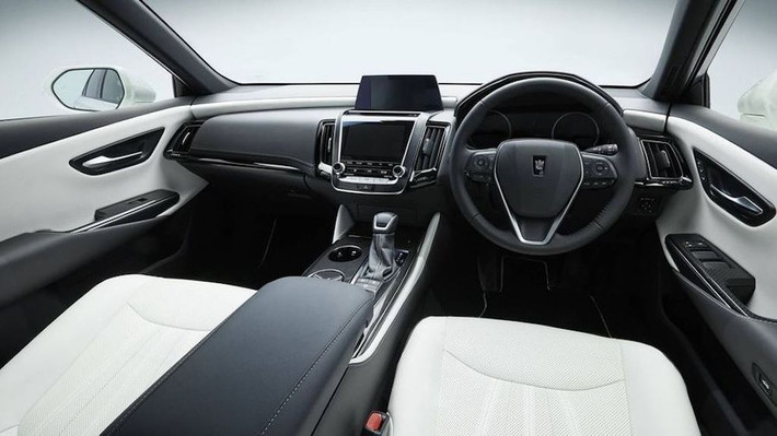 Xe được trang bị các công nghệ hiện đại mới nhất của Toyota, đặc biệt là khả năng kết nối với hạ tầng giao thông V2I (vehicle-to-infrastructure) và với các phương tiện khác trên đường V2V (vehicle-to-vehicle).