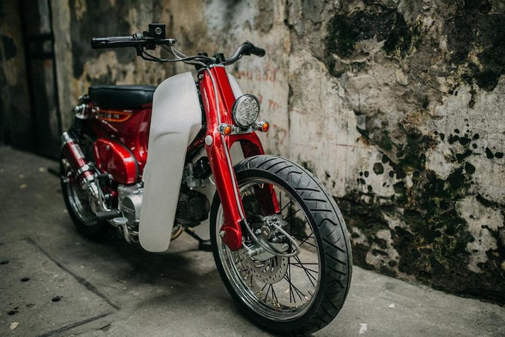 Bản độ Honda Super Cub này có tên MS79, xưởng độ MTK đã tạo ra nhiều khác biệt so với những bản độ Street cub trước đó. Điều đó thể hiện rõ rệt nhất ở phần vành và bộ mâm.