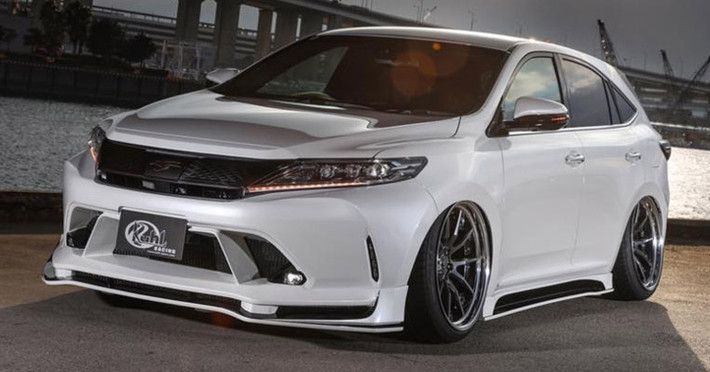 Chiếc xế độ Toyota Harrier đã được Kuhl khoác lên mình một bộ body kit cực kỳ ấn tượng với màu trắng toàn bộ bao gồm cản xe mới kích thước lớn, hông xe với đường gân và cánh gió mép, bộ khuếch tán phía sau và cánh gió đuôi thể thao.