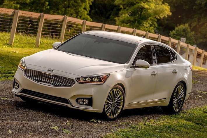Sedan cỡ trung cao cấp Kia Cadenza 2017 cũng gây ấn tượng về nội thất bởi bảng táp-lô đơn giản nhưng thoáng, rộng. Chiếc xe còn có một màn hình hệ thống thông tin giải trí UVO thế hệ mới của Kia, hệ thống âm thanh Harman/Kardon 12 loa 630W, vô-lăng 3 chấu đa chức năng, sạc điện thoại không dây và bệ tì tay bọc da.