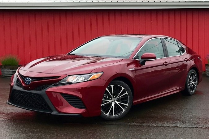 Toyota Camry 2018 làm mới hoàn toàn tập trung nhiều hơn về tính cao cấp và một hệ thống thông tin giải trí tốt hơn. Bảng táp lô với những đường nét uốn lượn phân tách từng khu vực riêng biệt và hướng đến người điều khiển.