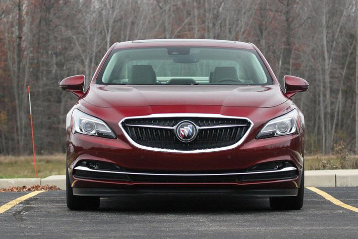 Buick LaCrosse 2017 gây ấn tượng bởi khoang nội thất với 3 tùy chọn trang trí lấy cảm hứng thời trang là Jet Black, Dark Atmosphere and Shale và Jet Black and Brandy.