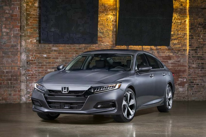 Honda Accord thế hệ mới sở hữu ngoại hình thể thao hơn so với phiên bản tiền nhiệm. Cụm lưới tản nhiệt được tinh chỉnh lại, cản trước và cản sau đều được hạ thấp. Cụm đèn pha, đèn hậu, đèn sương mù dạng LED. Đáng chú ý nhất là bộ la-zăng hợp kim 5 chấu kích thước 19 inch được thiết kế phá cách cũng góp phần mang đến vẻ ngoài “đậm chất” thể thao cho mẫu sedan cỡ trung.