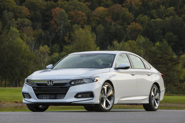 Cụ thể, Honda Accord 2018 sẽ được bán ra với 5 phiên bản. Mức giá thấp nhất dành cho phiên bản LX tiêu chuẩn, bản Sport 30.310 USD (689 triệu đồng), bản EX có giá 27.470 USD (624 triệu đồng), bản EX-L 31.970 USD (726,6 triệu đồng) và mức giá 33.800 USD (768 triệu đồng) dành cho bản cao cấp nhất Touring. Hiện giá bán của Honda Accord Hybrid 2018 vẫn chưa được công bố.
