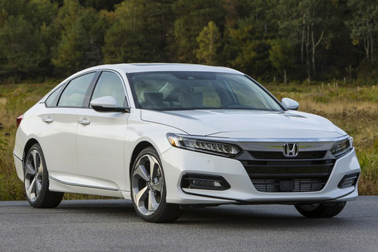 Sau hơn 2 tháng ra mắt, dòng sedan Honda Accord 2018 đã chính thức được hãng xe Nhật Bản công bố giá tại thị trường Mỹ với mức giá khởi điểm từ 23.570 USD (535,6 triệu Đồng). Như vậy so với người đồng hương Camry 2018, giá khởi điểm của Accord đã “nhỉnh”hơn 75 USD.