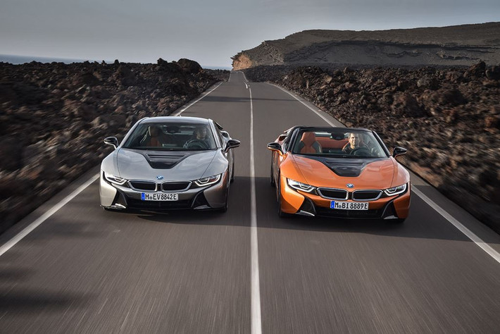 Hai màu sơn độc quyền là đồng E-Copper và xám Donington Grey mang lại bộ áo nội bật cho ngoại hình BMW i8. Cùng với đó, cả hai chiếc i8 này sở hữu rất nhiều điểm chung, trong đó có hệ thống động lực plug-in hybrid và đặc biệt là công nghệ eDrive tiên tiến của BMW cho phép chúng có phạm vi hoạt động rộng hơn khi chạy bằng năng lượng điện đơn thuần.