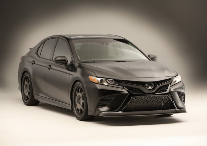Tiếp đến là Toyota Camry Martin Truex Jr. Được lấy cảm hứng từ chính chiếc xe đua Camry Cup Car số 78 do Martin Truex Jr cầm lái, Toyota Camry nổi bật với màu sơn đen ngoại thất 6 lớp đặc biệt. Các chi tiết được mạ crome nguyên bản được sơn màu cobalt, sau đó bảo vệ bởi một lớp bóng mờ.