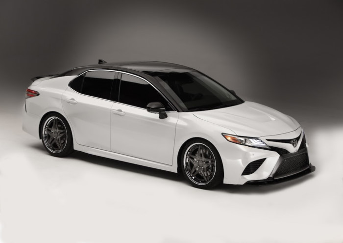 Tiếp đến là chiếc xe độ Toyota Camry Daniel Suarez. Đây là một chiếc xe đường phố nhưng mang đậm phong cách thể thao với nhiều chi tiết được thiết kế tăng tính động học. Điểm nổi bật trên chiếc xe là màu sơn trắng ngọc đã được kết hợp với nhiều chi tiết màu đen bóng tạo ra sự tương phản thú vị.
