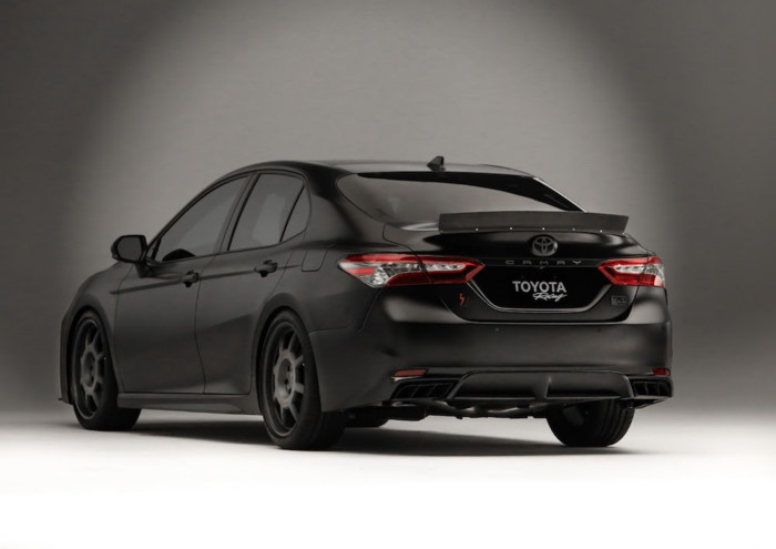 Bên cạnh đó, cánh khuếch tán ốp bodykit, cánh đuôi dựng thẳng đứng và bộ mâm 8 cánh đều được lấy cảm hứng trực tiếp từ chiếc xe đua của Martin. Trong khi đó, nội thất của chiếc Camry được giữ nguyên bản chỉ được bọc lại với vài vân đặc biệt kết hợp với da cao cấp.