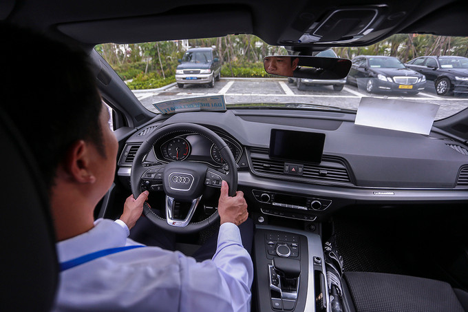 Các lái xe được chọn lựa từ nhiều đơn vị, qua những đợt sát hạch. Họ được đào tạo lại 40 ngày trước khi cầm lái chở các đại biểu APEC.