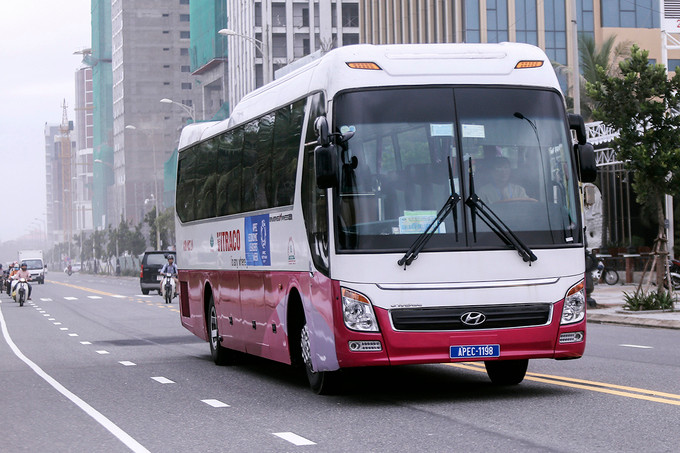 Xe khách cỡ lớn cũng có mặt để phục vụ sự kiện lớn này.