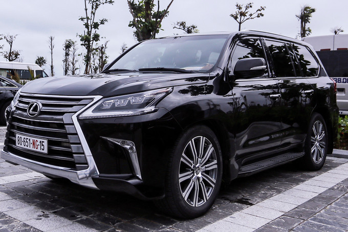 Ngoài xe biển xanh, vàng phục vụ riêng, nhiều xe đang sử dụng hiện nay cũng tham gia APEC, trong ảnh là chiếc Lexus LX570 của Bộ Ngoại giao.