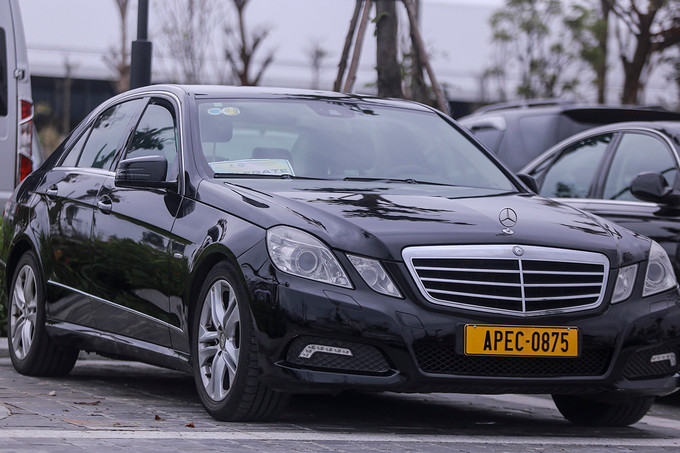 Còn chiếc Mercedes gắn biển màu vàng là do các doanh nghiệp thuê để đi lại trong dịp APEC. Những xe này chủ yếu được thuê lại từ tư nhân. Đến những nơi hội nghị, xe biển vàng sẽ vào luồng riêng để kiểm tra an ninh, rà bom mìn. Xe biển xanh được vào thẳng.