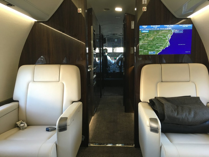 Cabin chính được tách ra khỏi khu vực phi hành đoàn của máy bay bằng cửa ra vào bằng gỗ và veneer.