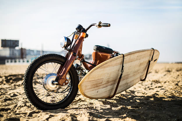 El Gordo là tên chiếc xe độ phiên bản độc đáo được xây dựng từ một chiếc Honda Cub 50cc nhái được sản xuất tại Trung Quốc dành riêng cho dân mê lướt sóng. Mặc dù chỉ là một mẫu xe máy nhỏ được làm "nhái" nhưng hãng độ KRUK đến từ Hà Lan đã tạo ra điều bất ngờ này.