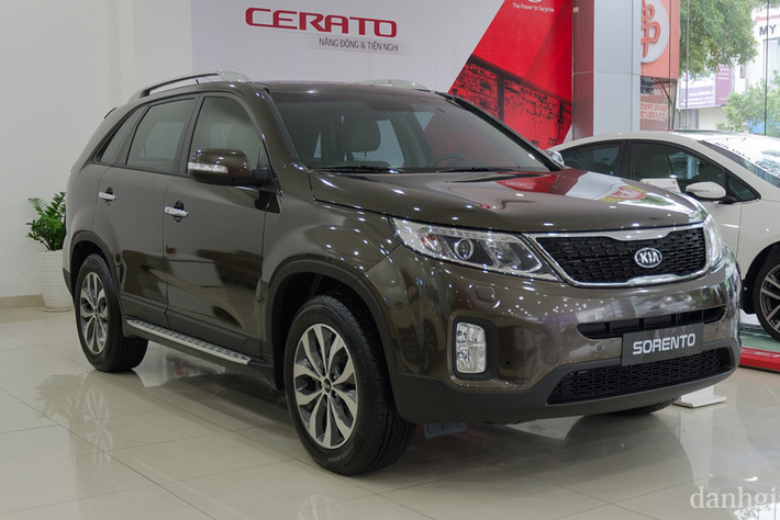 Mẫu SUV 7 chỗ Kia Sorento được lắp ráp bởi tập đoàn Trường Hải và phân bố tại thị trường Việt Nam với 3 phiên bản chính cùng mức giá DATH 944 triệu đồng, bản GATH 921 triệu đồng, GAT 824 triệu đồng.