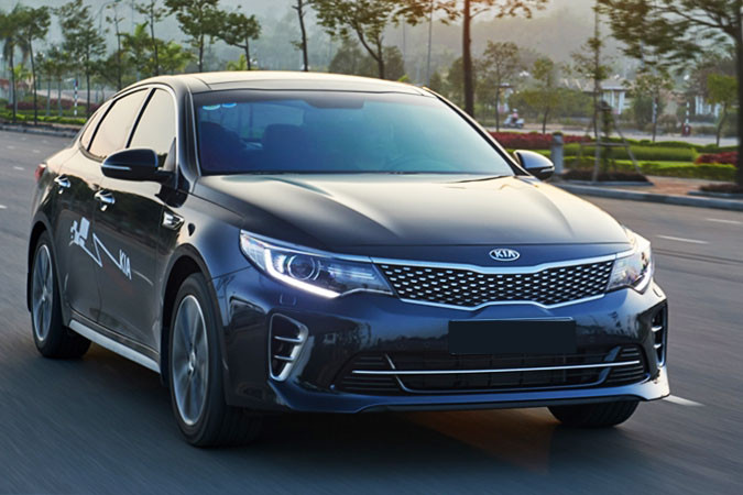 Mẫu xe Kia Optima được bán ra với 3 phiên bản cùng mức giá 969 triệu đồng cho phiên bản 2.4 GT, 904 triệu đồng cho phiên bản 2.0 ATH và 824 triệu đồng cho phiên bản 2.0 AT.