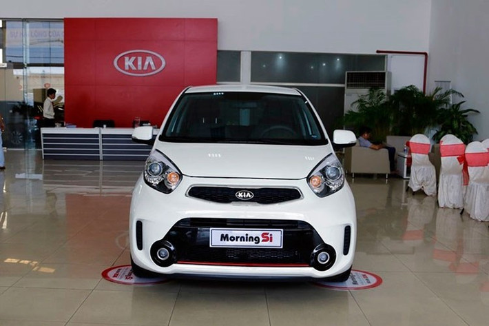 Hiện giá bán mới của Kia Morning tại thị trường ôtô Việt cho các phiên bản 1.0 MT, 1.25 EXMT, Si MT, Si AT và Van lần lượt là 305 triệu đồng, 315 triệu đồng, 363 triệu đồng, 392 triệu đồng và 320 triệu đồng.