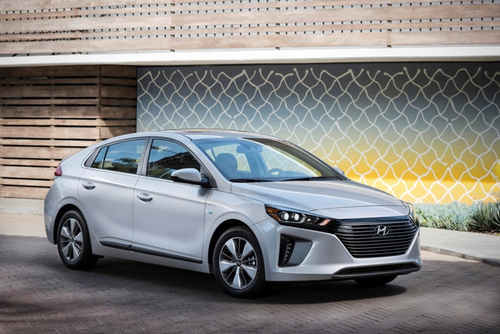 Nhờ đó, Hyundai Ioniq Plug-in Hybrid 2018 có mức tiêu hao nhiên liệu chỉ 4.5L/100km khi sử dụng kết hợp cả hai loại động cơ. Nếu chỉ sử dụng riêng động cơ điện, con số này giảm xuống còn 1.18L/100km, cùng với đó lượng khí thải cũng đạt 119 MPGe.