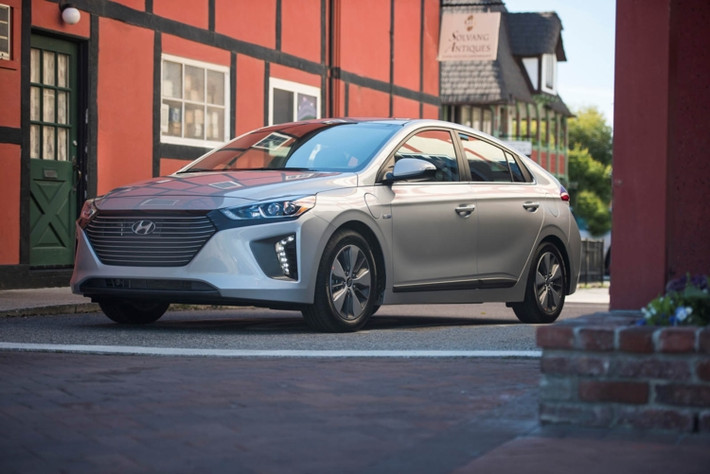 Hãng xe ôtô Hyundai cho biết Ioniq Plug-In Hybrid sẽ được bán ra với mức giá khởi điểm 24.950 USD (tương đương 550 triệu đồng) cho phiên bản tiêu chuẩn và 28.300 USD (khoảng 623 triệu đồng) cho phiên bản giới hạn cao cấp.