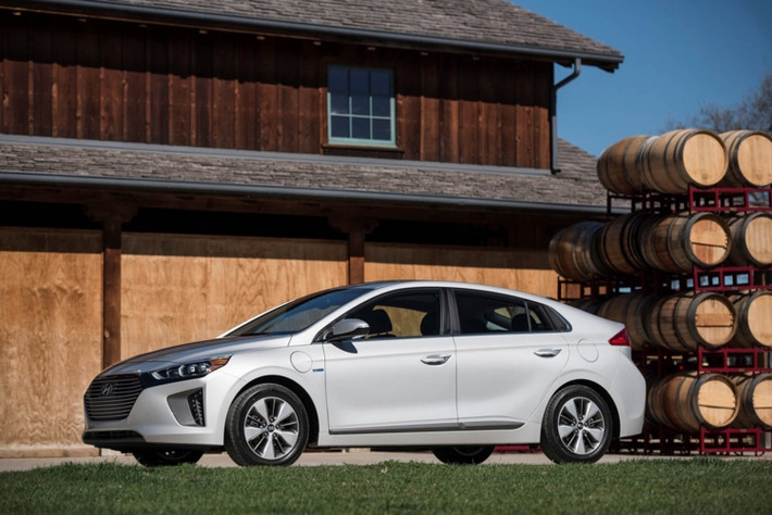 Về ngoại thất, Hyundai Ioniq Hybrid 2018 và Plug-in-Hybrid hầu như không có nhiều sự khác nhau, ngoại trừ bộ vành bánh xe bằng hợp kim 16-inch thiết kế 5 chấu đặc biệt và thiết kế lưới tản nhiệt. Ngoài ra các chi tiết y hệt nhau từ nội thất đến ngoại thất.