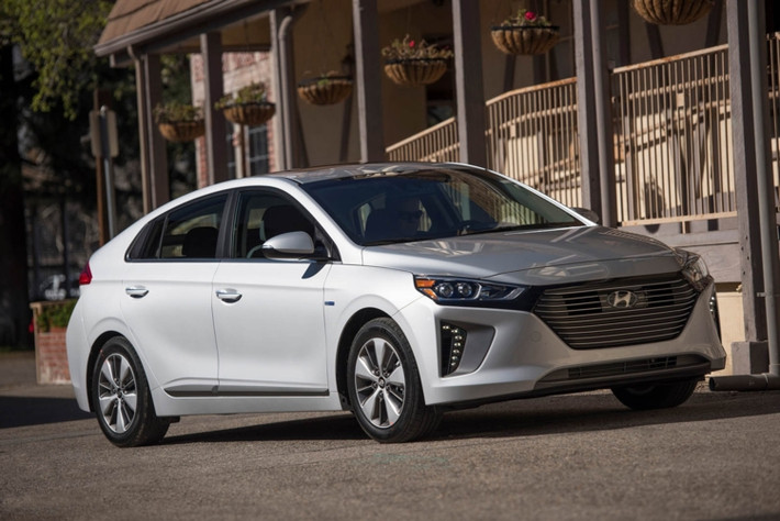 Mẫu xe Hyundai Ioniq mới lần đầu tiên trình làng tại thị trường Hàn Quốc vào tháng 1/2016. Đến nay, sau hơn 1 năm, Hyundai Ioniq mới chính thức được giới thiệu tại thị trường Mỹ với 3 phiên bản khác nhau là hybrid, chạy điện và plug-in hybrid.