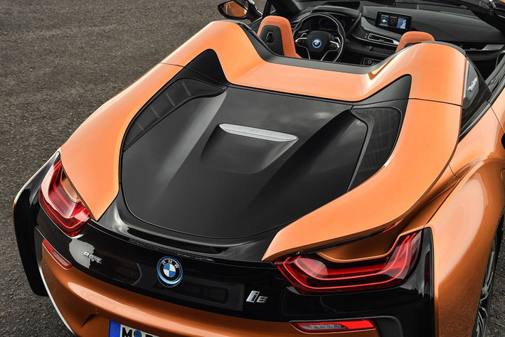 Điểm nổi bật của chiếc siêu xe BMW i8 phiên bản Roadster chính là việc xe chỉ còn 2 chỗ ngồi thay vì 4 chỗ như phiên bản trước đây.