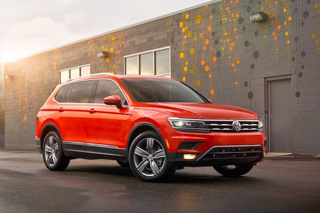 Mẫu crossover hạng trung Volkswagen Tiguan được trang bị động cơ xăng tăng áp 4 xi-lanh thẳng hàng 2.0l TFSI với công suất tối đa 184 mã lực và mô-men xoắn cực đại 300 Nm kết hợp hộp số tự động 6 cấp-Tiptronic và hệ dẫn động bốn bánh toàn thời gian 4-MOTION cho vận tốc tối đa 179 km/h.