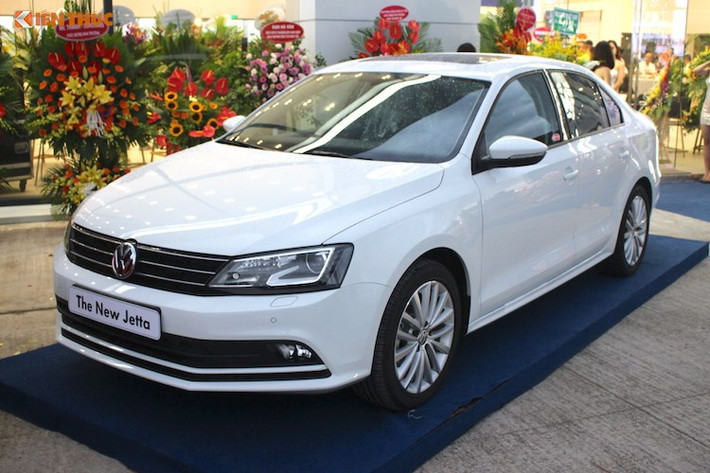 Mẫu sedan Volkswagen Jetta 2017 thuộc phân khúc xe hạng C. Tại thị trường ôtô Việt Nam, Jetta sẽ chỉ có duy nhất một phiên bản động cơ là xăng 1.4l 4 xi-lanh thẳng hàng tăng áp phun xăng trực tiếp, đem tới công suất tối đa 160 mã lực và mô-men xoắn 250 Nm.