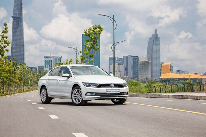 Sức mạnh của Passat Bluemotion 2017 đến từ động cơ I4 phun xăng trực tiếp có tăng áp, dung tích 1.8L, đem lại công suất cực đại 180 mã lực tại vòng tua 5.500 đến 6.000 v/p, cùng mô-men xoắn cực đại 250Nm tại 1.500 - 5.000 v/p. Với hộp số tự đông 7 cấp ly hợp kép DSG, mức tiêu hao nhiên liệu theo nhà sản xuất là 7,3 lít xăng/100km đường hỗn hợp.