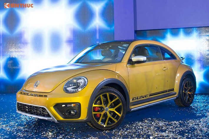 Tại thị trường Việt Nam, mẫu xe Beetle Dune chỉ được Volkswagen bán ra duy nhất phiên bản động cơ 2.0l tăng áp 4 xi-lanh thẳng hàng, đạt công suất tối đa 220 mã lực và mô-men xoắn cực đại 350 Nm. Xe được trang bị hệ dẫn động cầu trước và hộp số ly hợp kép DSG 7 cấp. Volkswagen Beetle Dune 2017 sẽ có giá bán chính hãng từ 1,469 tỷ đồng.