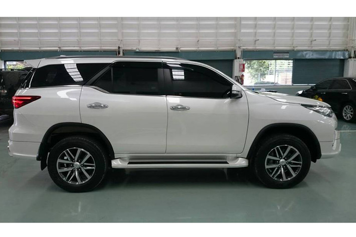 Thứ hai là động cơ xăng 4 xy-lanh, dung tích 2,7 lít, tạo ra công suất tối đa 112 kW tại vòng tua máy 5.200 vòng/phút và mô-men xoắn cực đại 245 Nm tại vòng tua máy 4.000 vòng/phút. Sức mạnh được truyền tới bánh thông qua hộp số tự động 6 cấp.