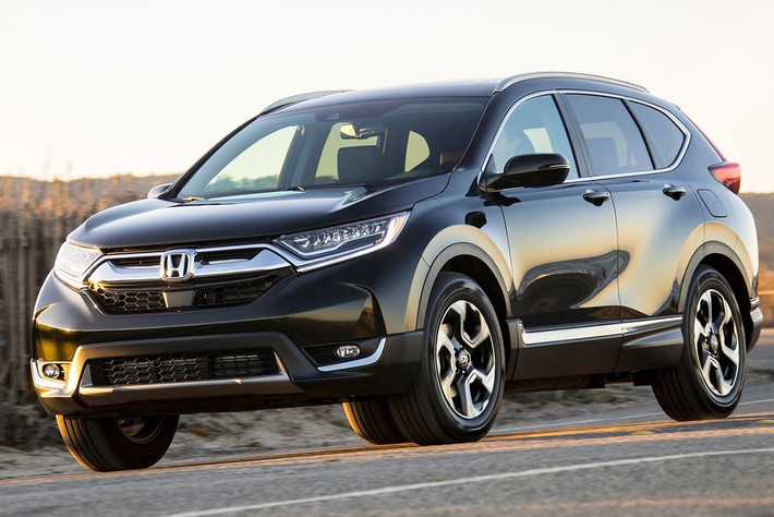 Điểm nhấn của mẫu xe ôtô Honda CR-V chính là được trang bị thêm hàng ghế thứ 3 (trở thành một phiên bản 5+2) thay vì 5 chỗ ngồi như ở thế hệ cũ. So với người tiền nhiệm, kích thước của Honda CR-V 2018 tăng thêm đáng kể. Cụ thể chiều dài x rộng x cao lần lượt là 4.584 x 1.855 x 1.679 (mm). Chiều dài sở ở mức 2.660mm.