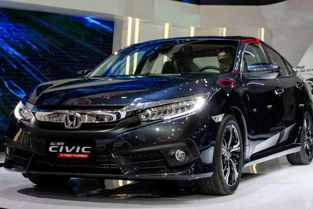 Honda Civic 2017 là mẫu xe hứa hẹn sẽ nhận được mức giảm giá bán mạnh ngay đầu năm 2018. Ở thế hệ mới, Honda Việt Nam tung ra Civic với hàng loạt cách tân từ ngoại thất đến trang bị tính năng, an toàn và vận hành.